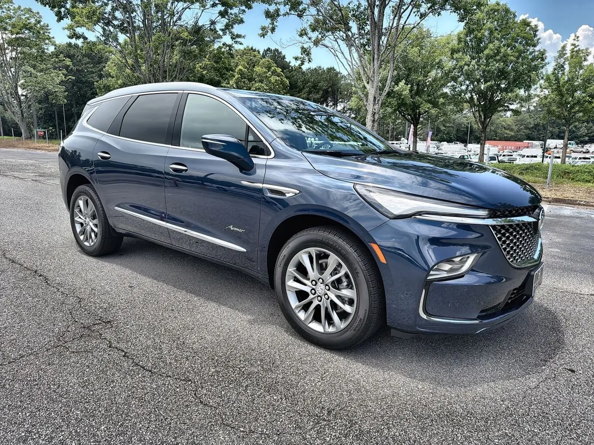 2023 Buick Enclave Avenir thumbnail 2