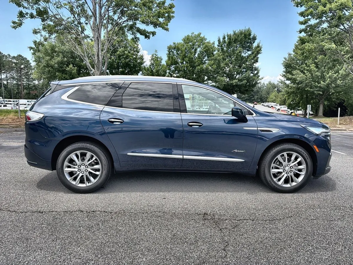 2023 Buick Enclave Avenir thumbnail 9