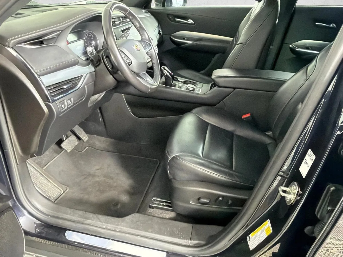 2023 Cadillac XT4 FWD Premium Luxury thumbnail 9