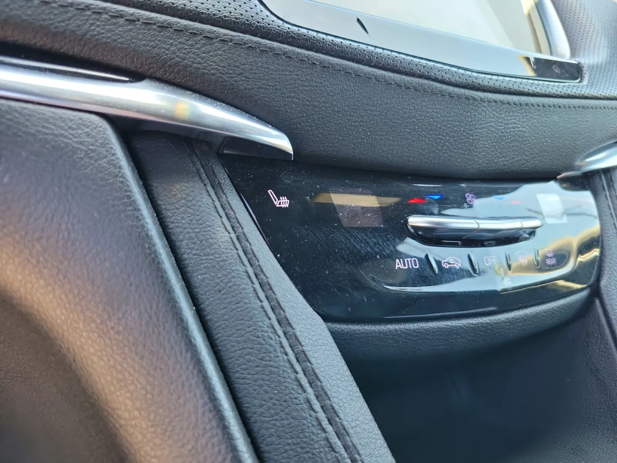 2023 Cadillac XT6 FWD Luxury thumbnail 14