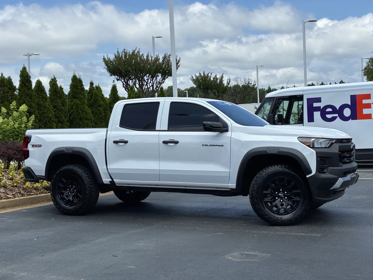 2023 Chevrolet Colorado Trail Boss thumbnail 2