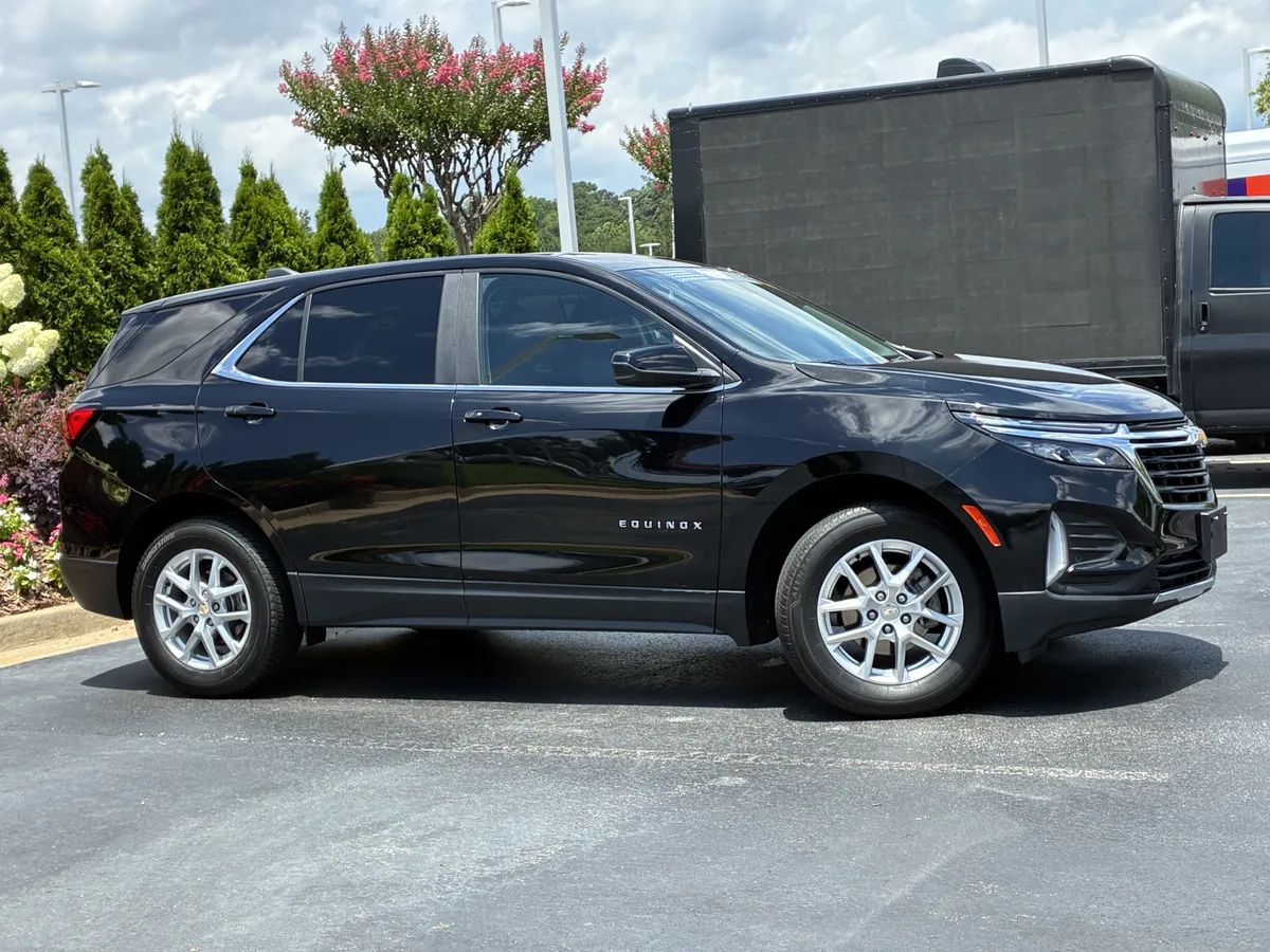 2023 Chevrolet Equinox LT thumbnail 2