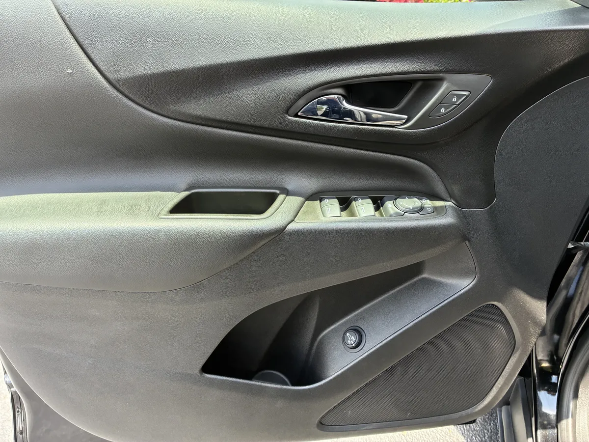 2023 Chevrolet Equinox LT thumbnail 23