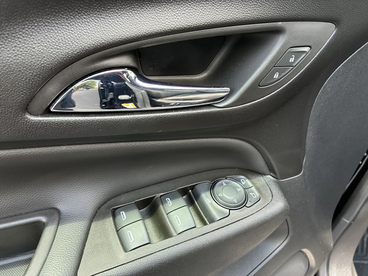 2023 Chevrolet Equinox LT thumbnail 24