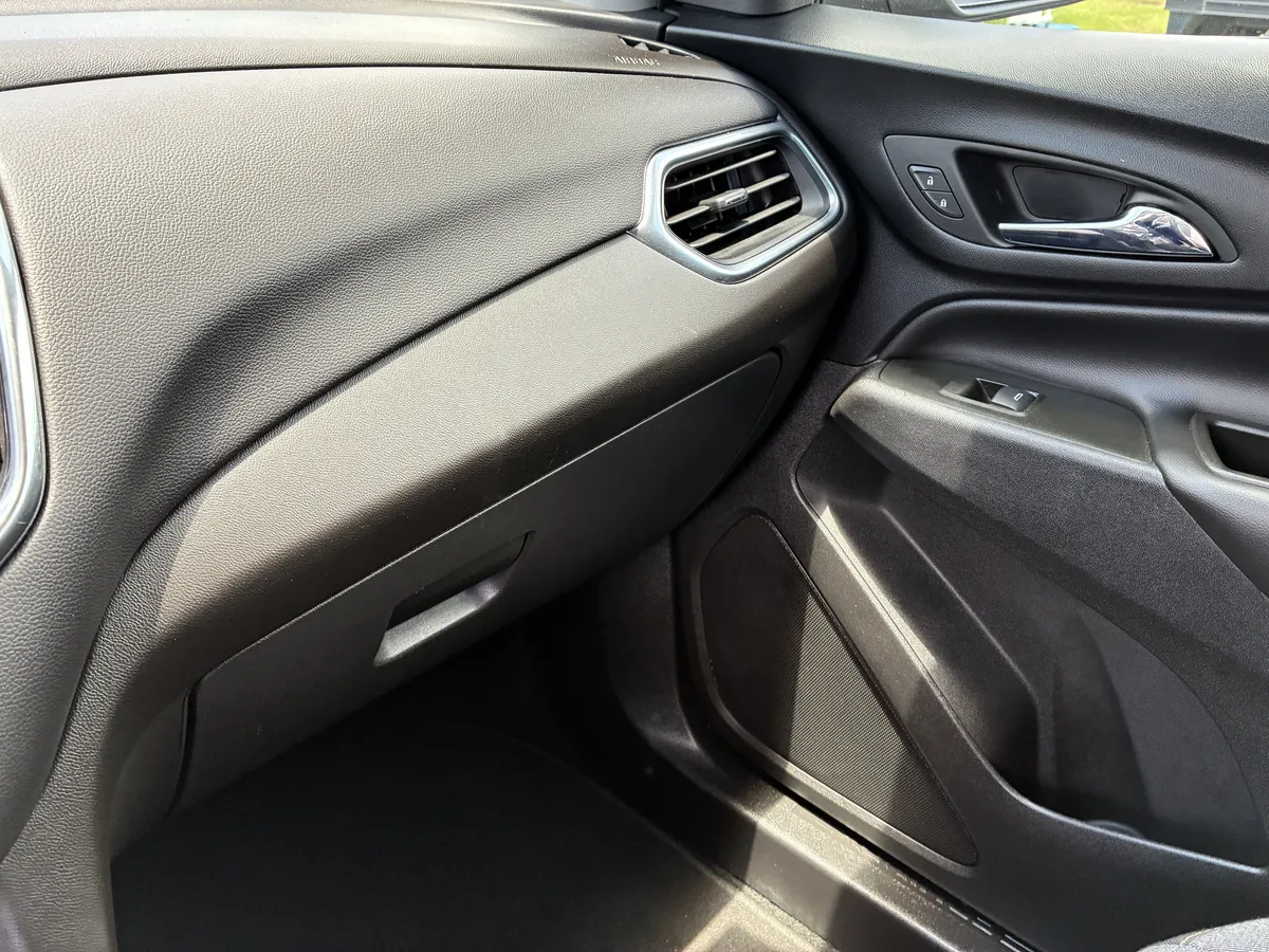 2023 Chevrolet Equinox LT thumbnail 35