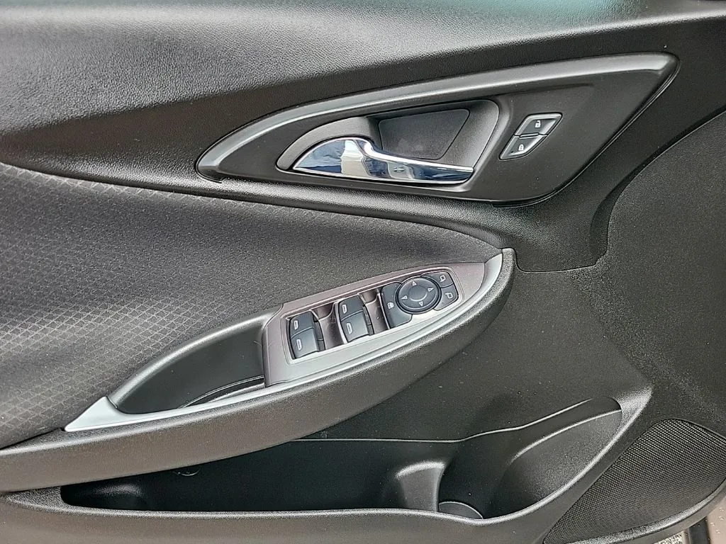 2023 Chevrolet Malibu LS thumbnail 11