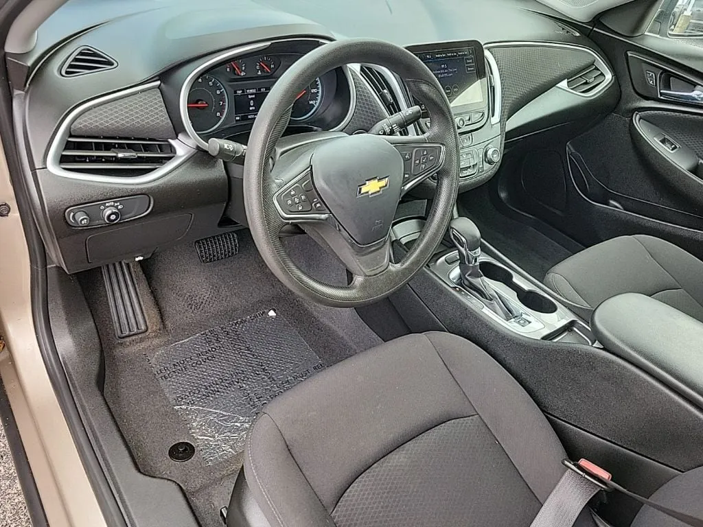 2023 Chevrolet Malibu LS thumbnail 9