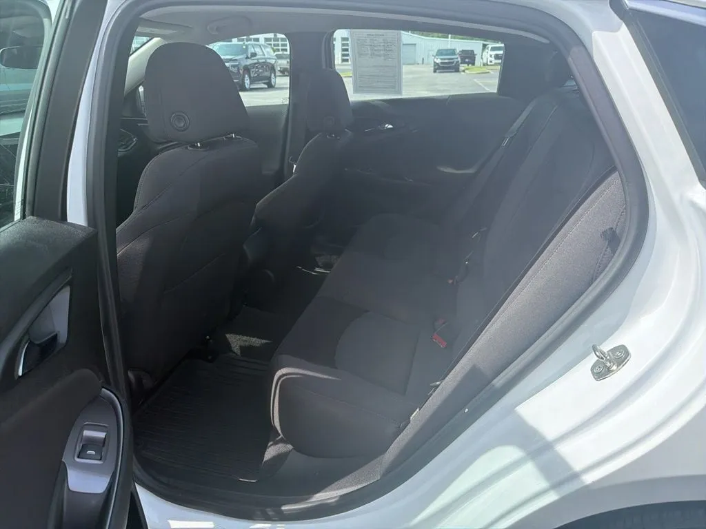 2023 Chevrolet Malibu LS thumbnail 11