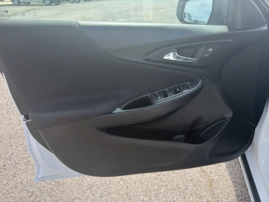 2023 Chevrolet Malibu LS thumbnail 9