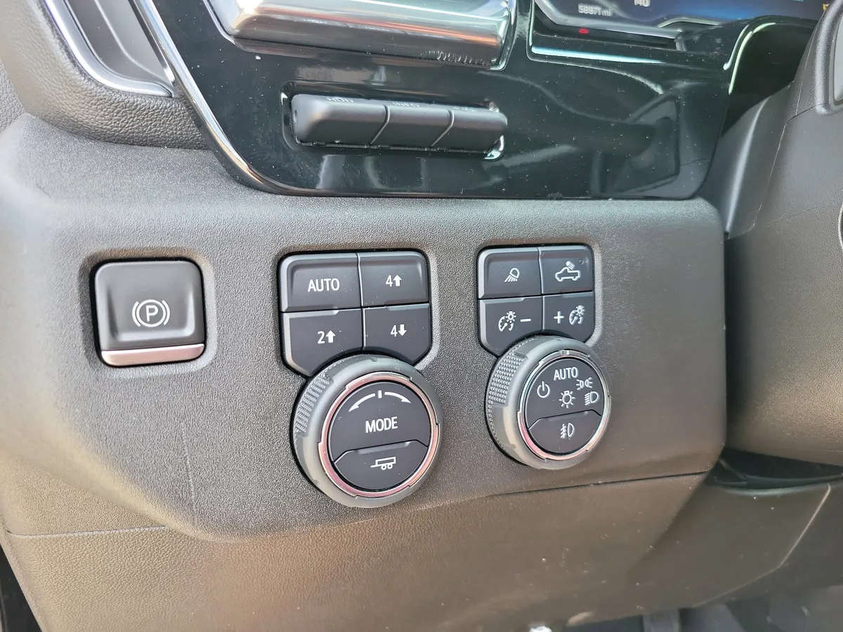 2023 Chevrolet Silverado 1500 High Country thumbnail 16