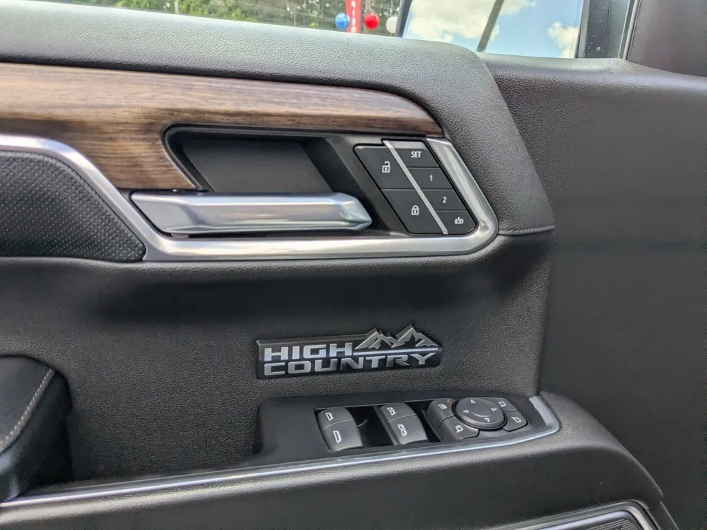 2023 Chevrolet Silverado 1500 High Country thumbnail 12