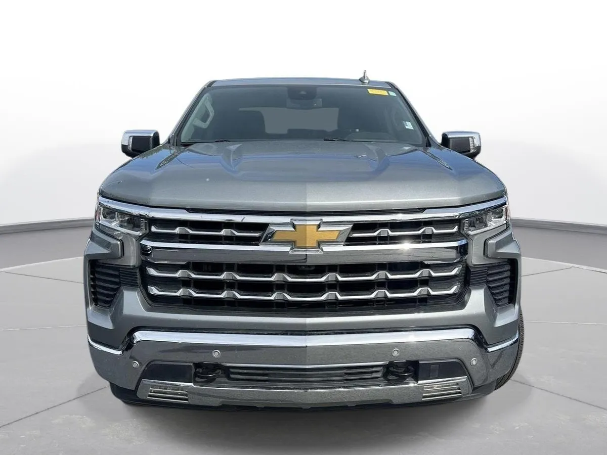 2023 Chevrolet Silverado 1500 LTZ thumbnail 3