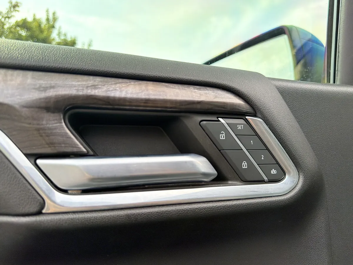 2023 Chevrolet Silverado 1500 LTZ thumbnail 24