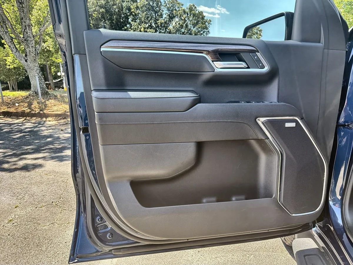 2023 Chevrolet Silverado 1500 RST thumbnail 18