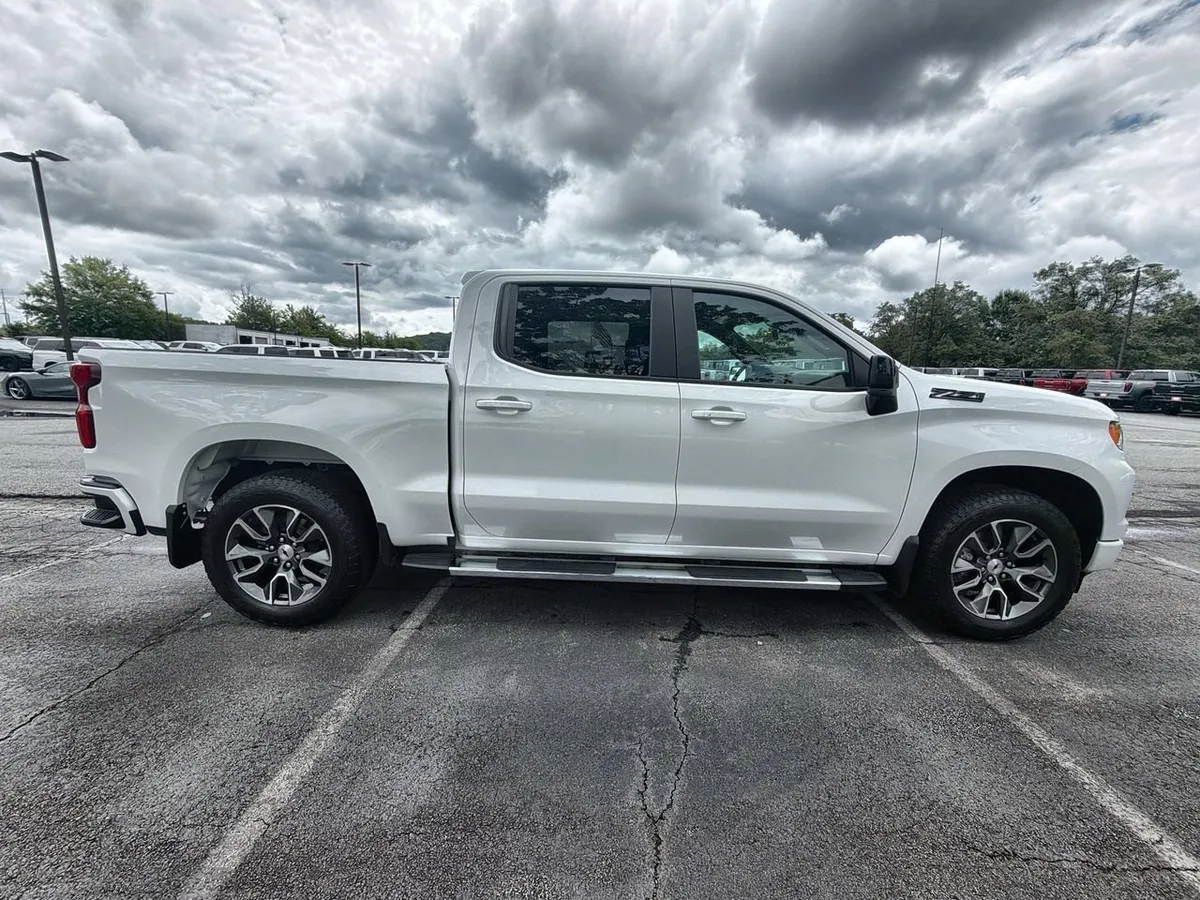 2023 Chevrolet Silverado 1500 RST thumbnail 9