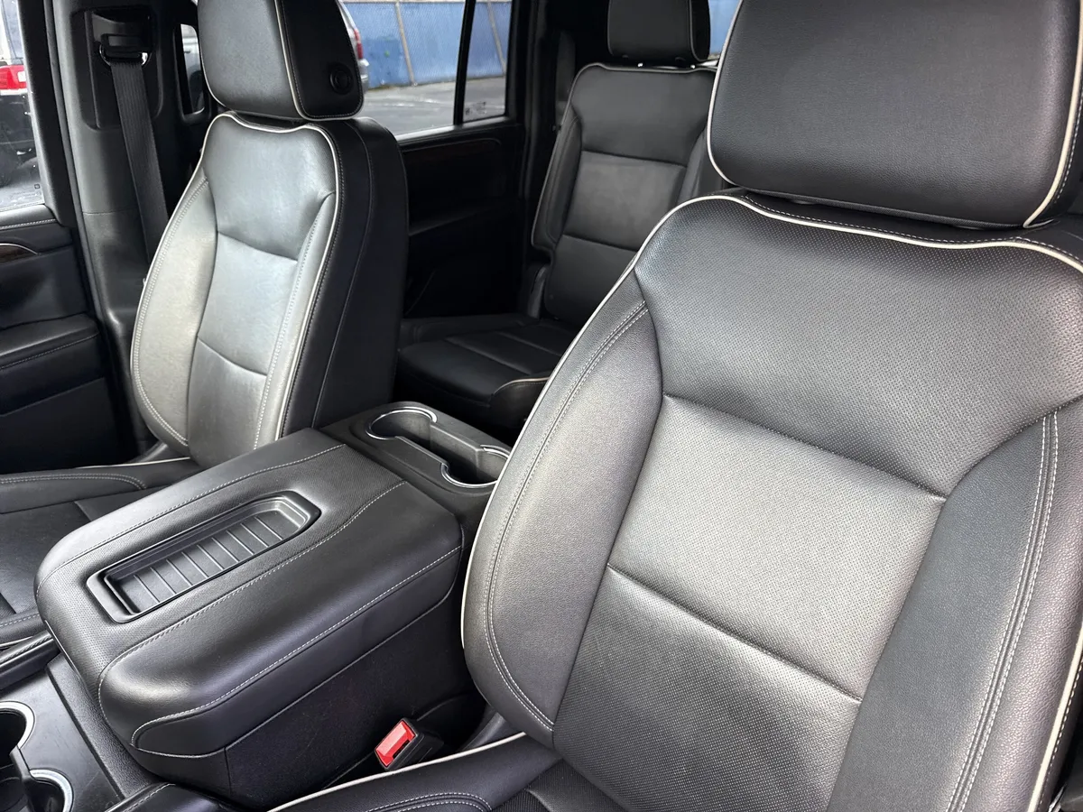2023 Chevrolet Suburban Premier thumbnail 12