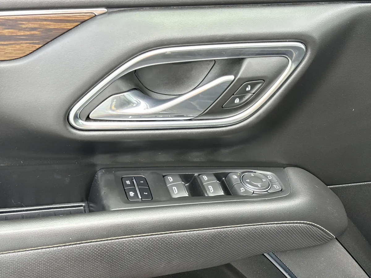 2023 Chevrolet Suburban Premier thumbnail 15