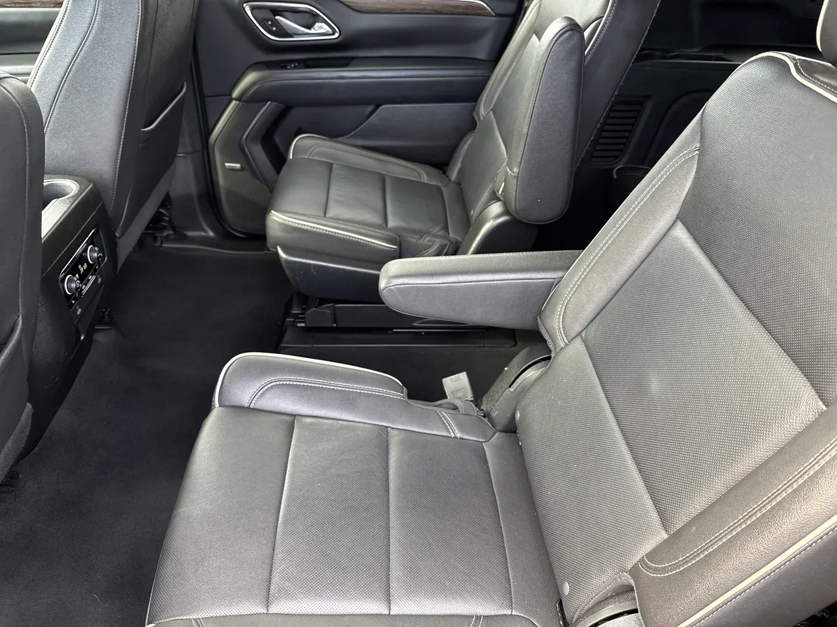 2023 Chevrolet Suburban Premier thumbnail 17
