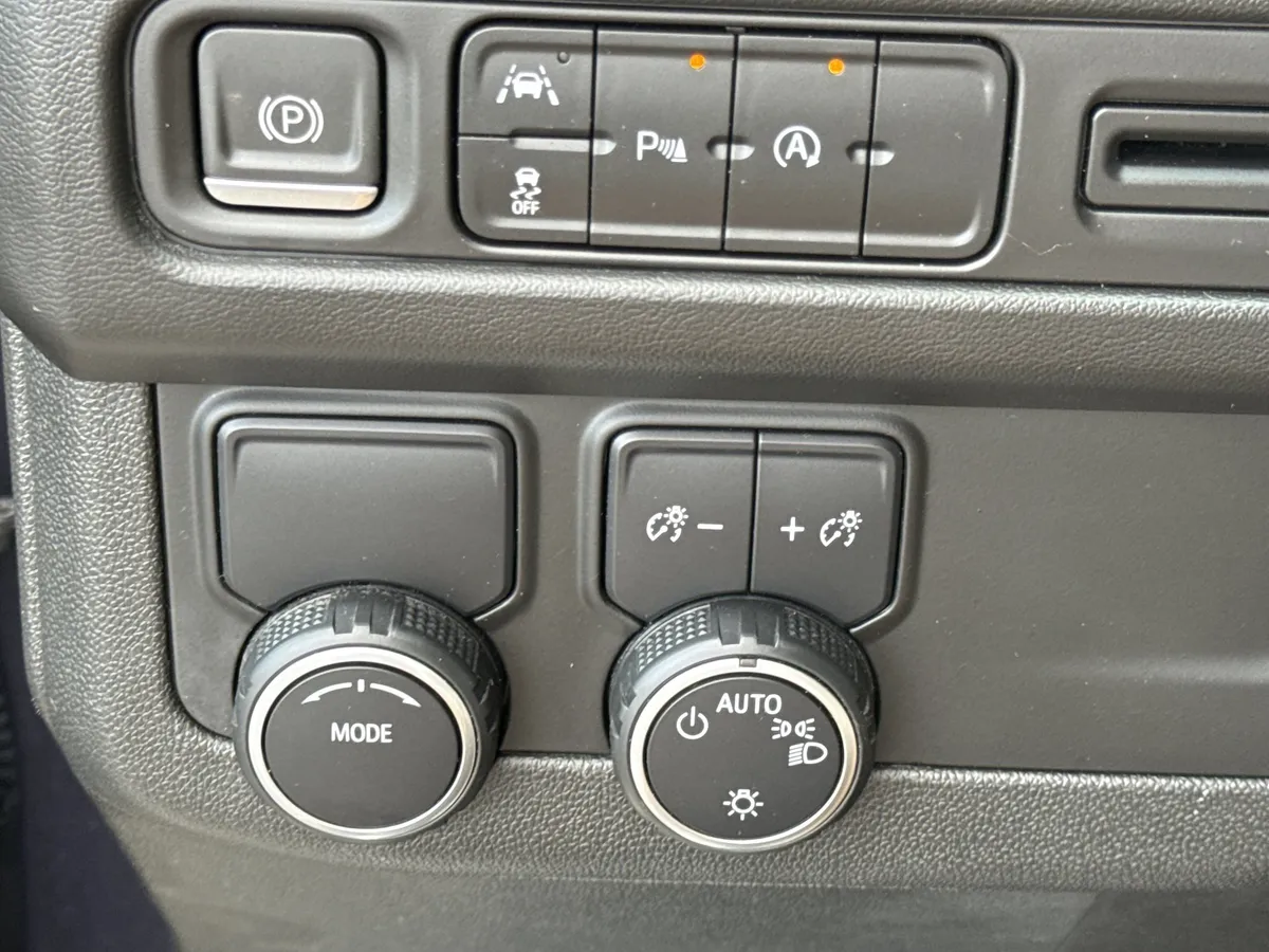 2023 Chevrolet Suburban Premier thumbnail 22