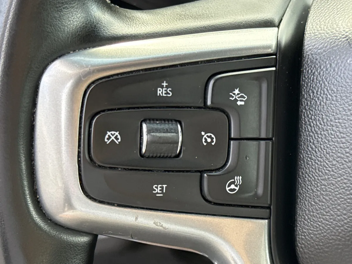 2023 Chevrolet Suburban Premier thumbnail 23
