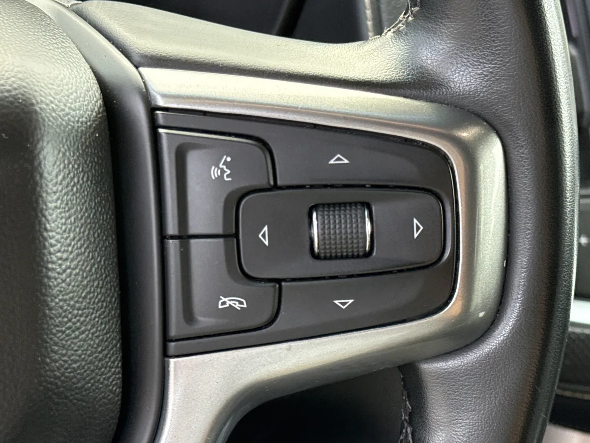 2023 Chevrolet Suburban Premier thumbnail 24