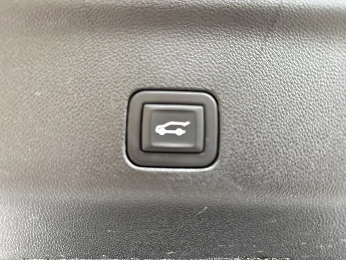 2023 Chevrolet Tahoe High Country thumbnail 41