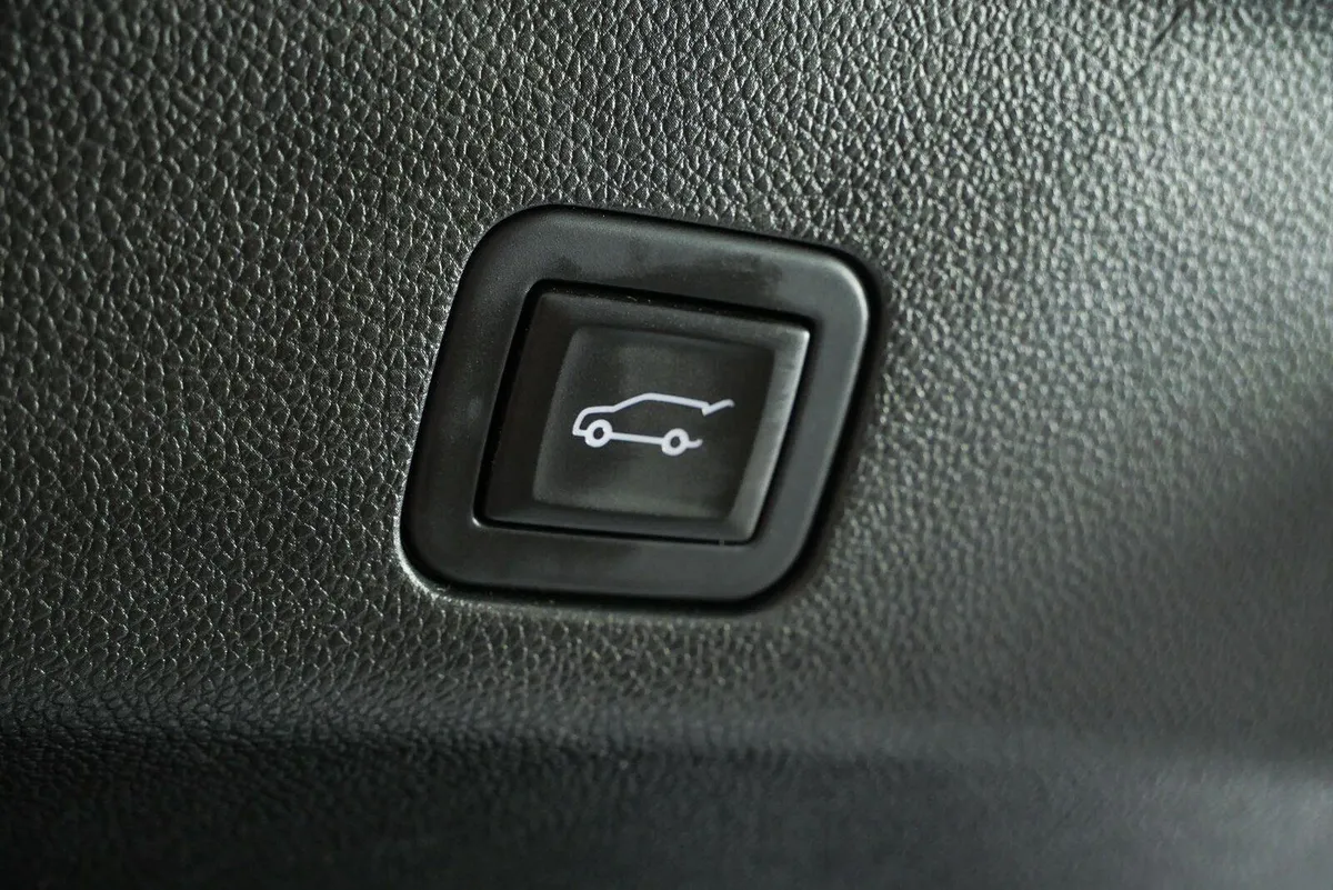 2023 Chevrolet Tahoe Premier thumbnail 34