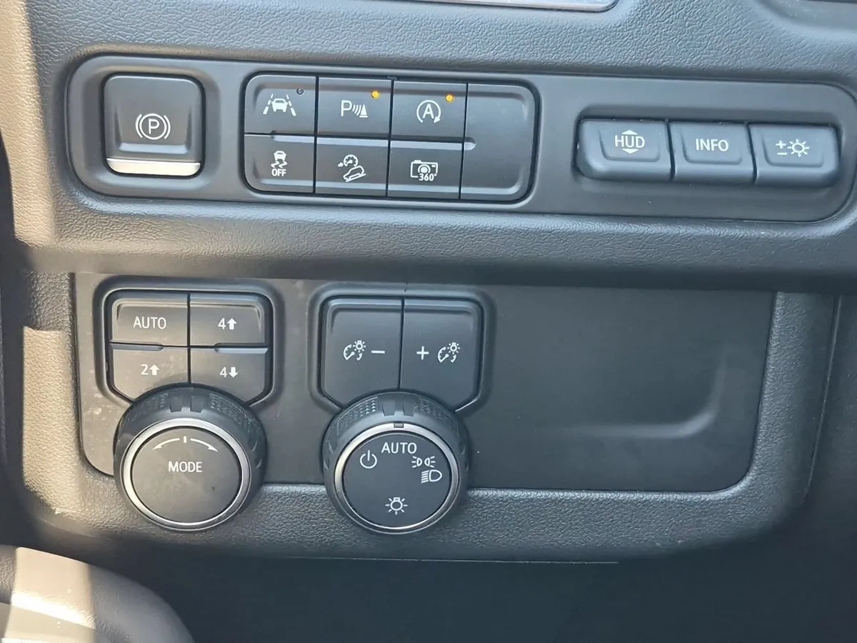 2023 Chevrolet Tahoe Premier thumbnail 18