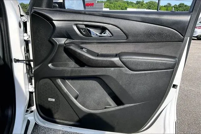 2023 Chevrolet Traverse High Country thumbnail 26