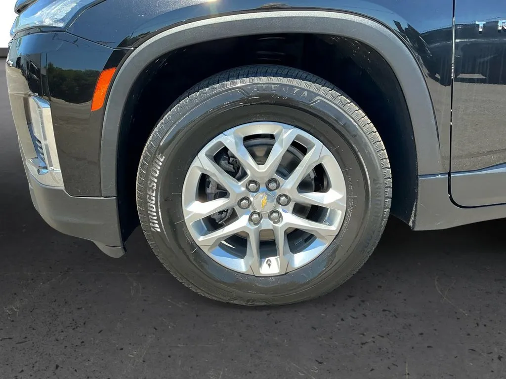 2023 Chevrolet Traverse LS thumbnail 13