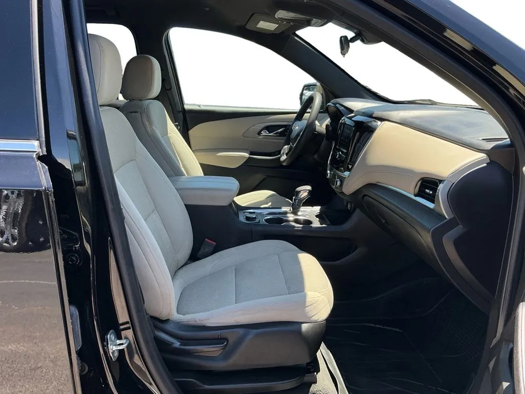 2023 Chevrolet Traverse LS thumbnail 22