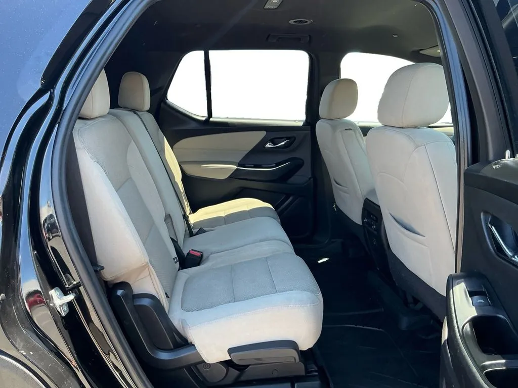 2023 Chevrolet Traverse LS thumbnail 23