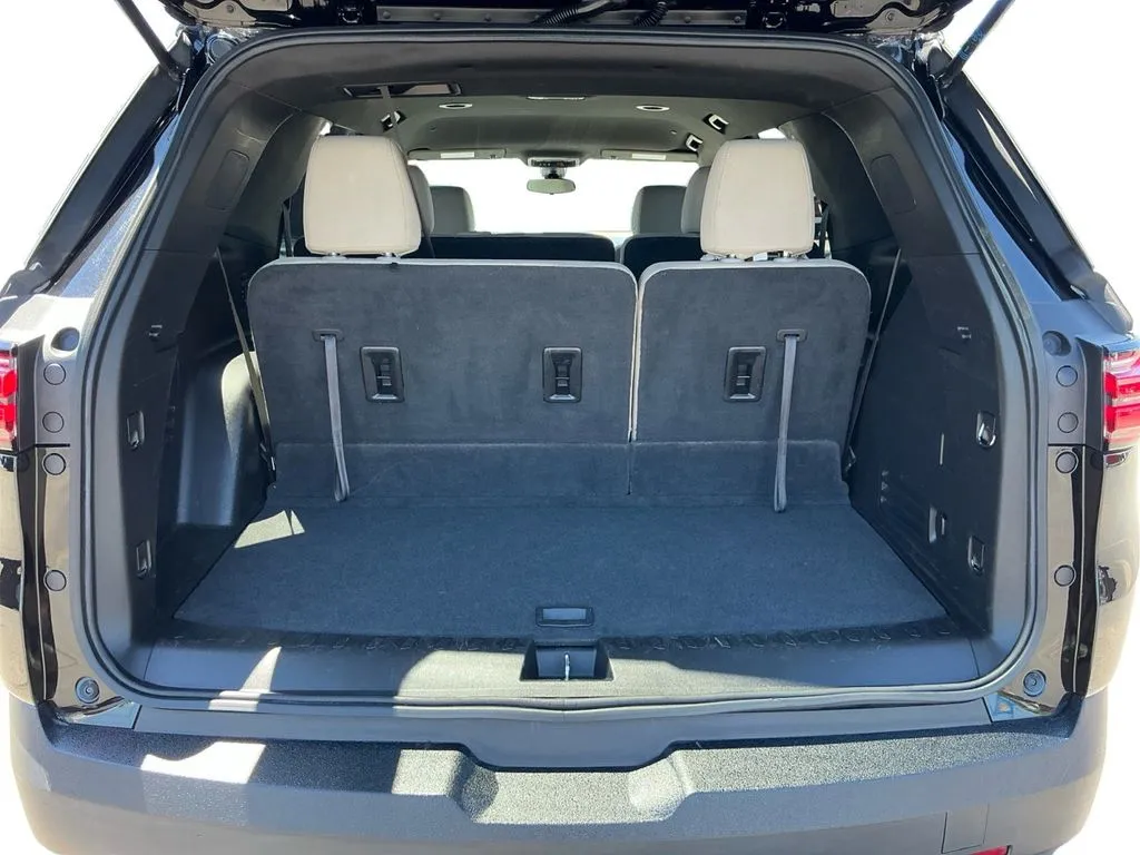 2023 Chevrolet Traverse LS thumbnail 24