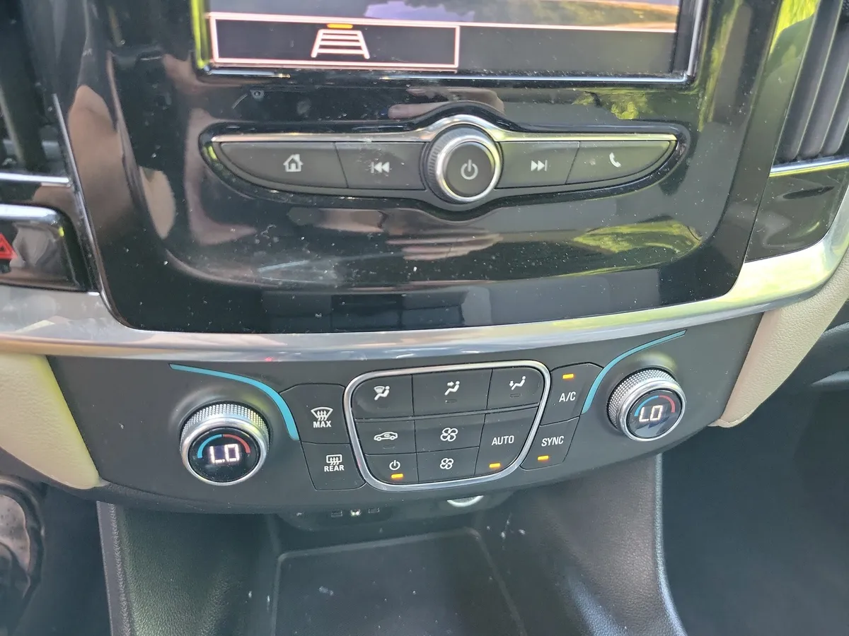 2023 Chevrolet Traverse LS w/1LS thumbnail 17
