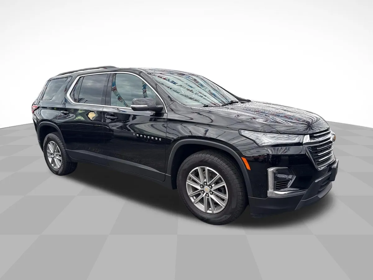 2023 Chevrolet Traverse LT Cloth thumbnail 3