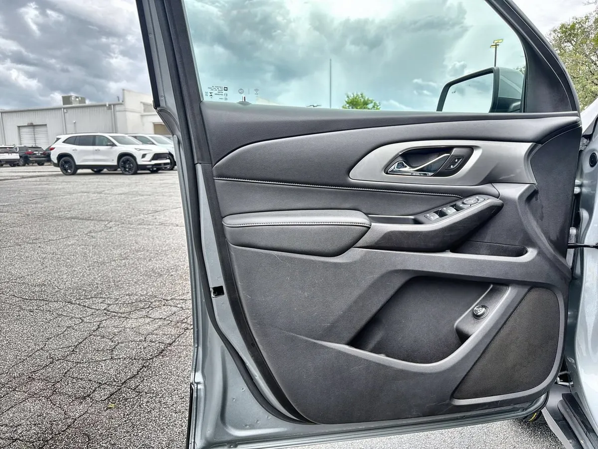 2023 Chevrolet Traverse LT Cloth thumbnail 18