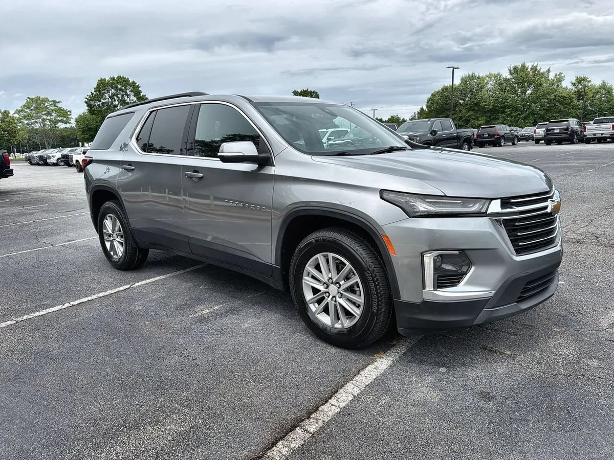 2023 Chevrolet Traverse LT Cloth thumbnail 2