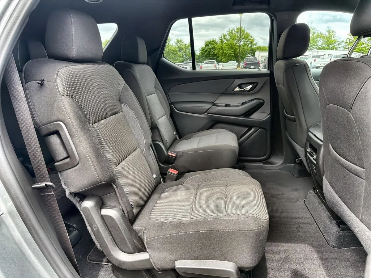 2023 Chevrolet Traverse LT Cloth thumbnail 22