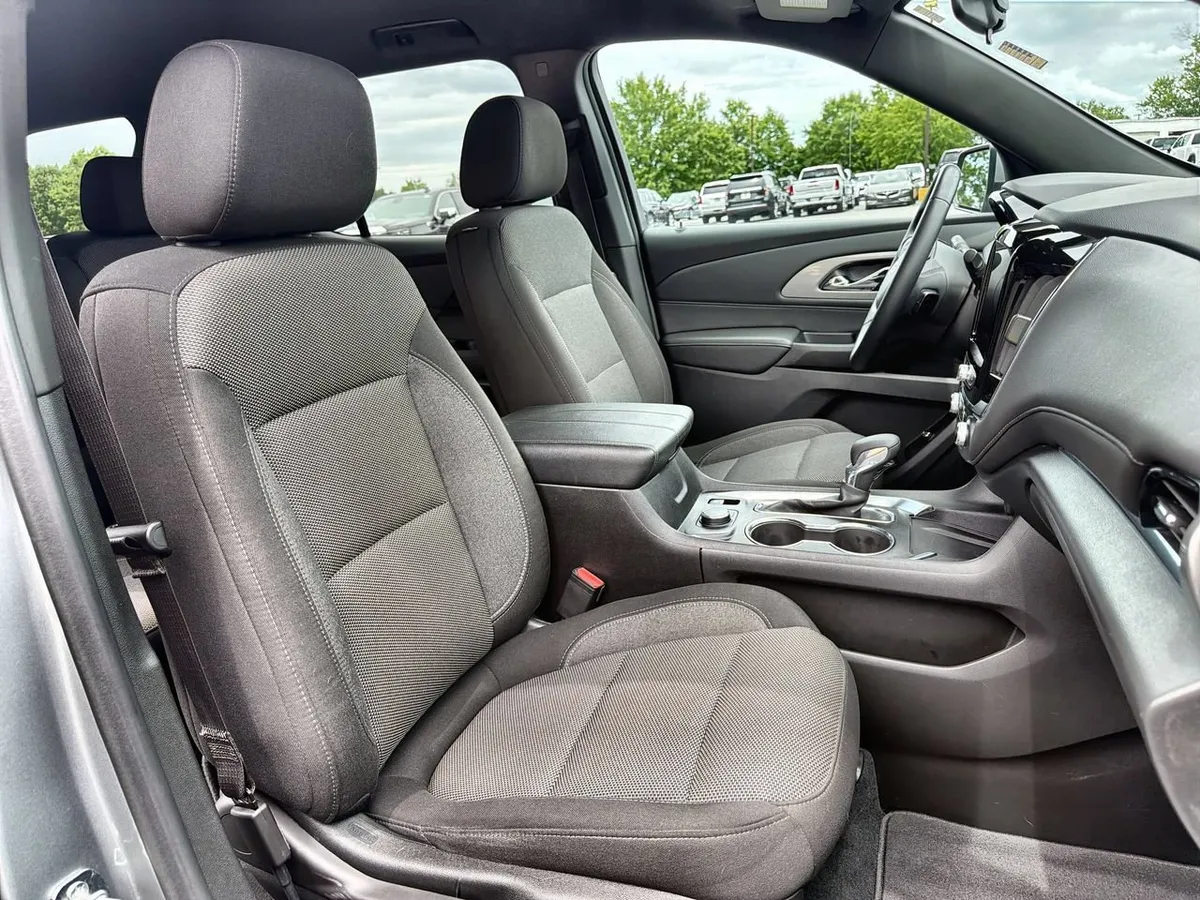 2023 Chevrolet Traverse LT Cloth thumbnail 23