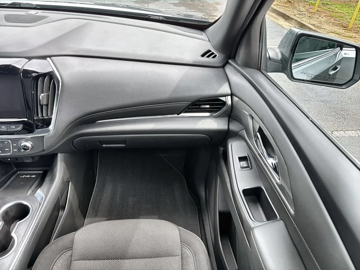 2023 Chevrolet Traverse LT Cloth thumbnail 24