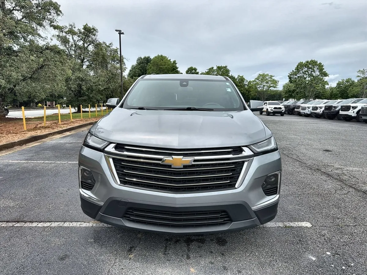 2023 Chevrolet Traverse LT Cloth thumbnail 3
