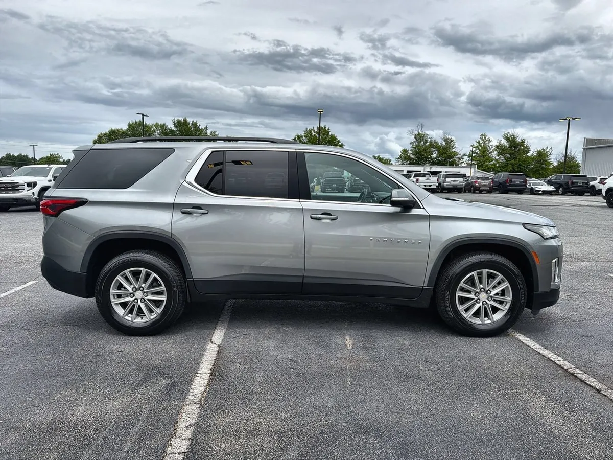 2023 Chevrolet Traverse LT Cloth thumbnail 9
