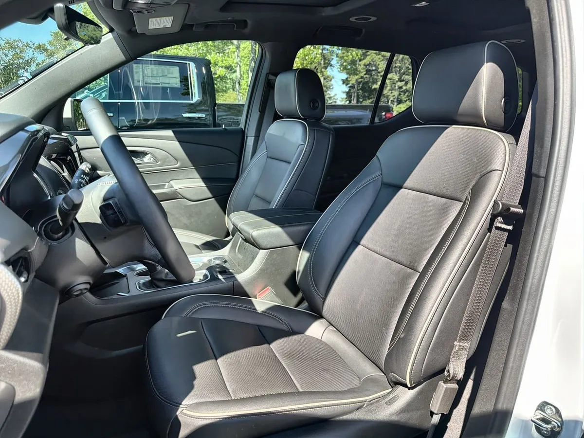 2023 Chevrolet Traverse Premier thumbnail 16