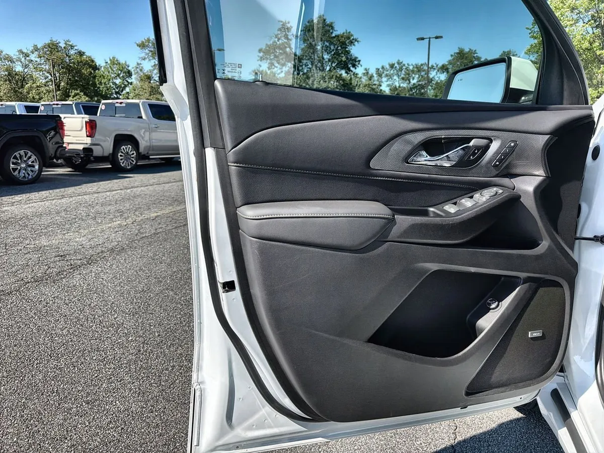 2023 Chevrolet Traverse Premier thumbnail 18
