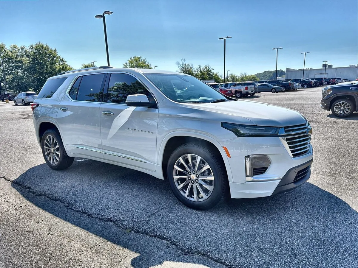 2023 Chevrolet Traverse Premier thumbnail 2