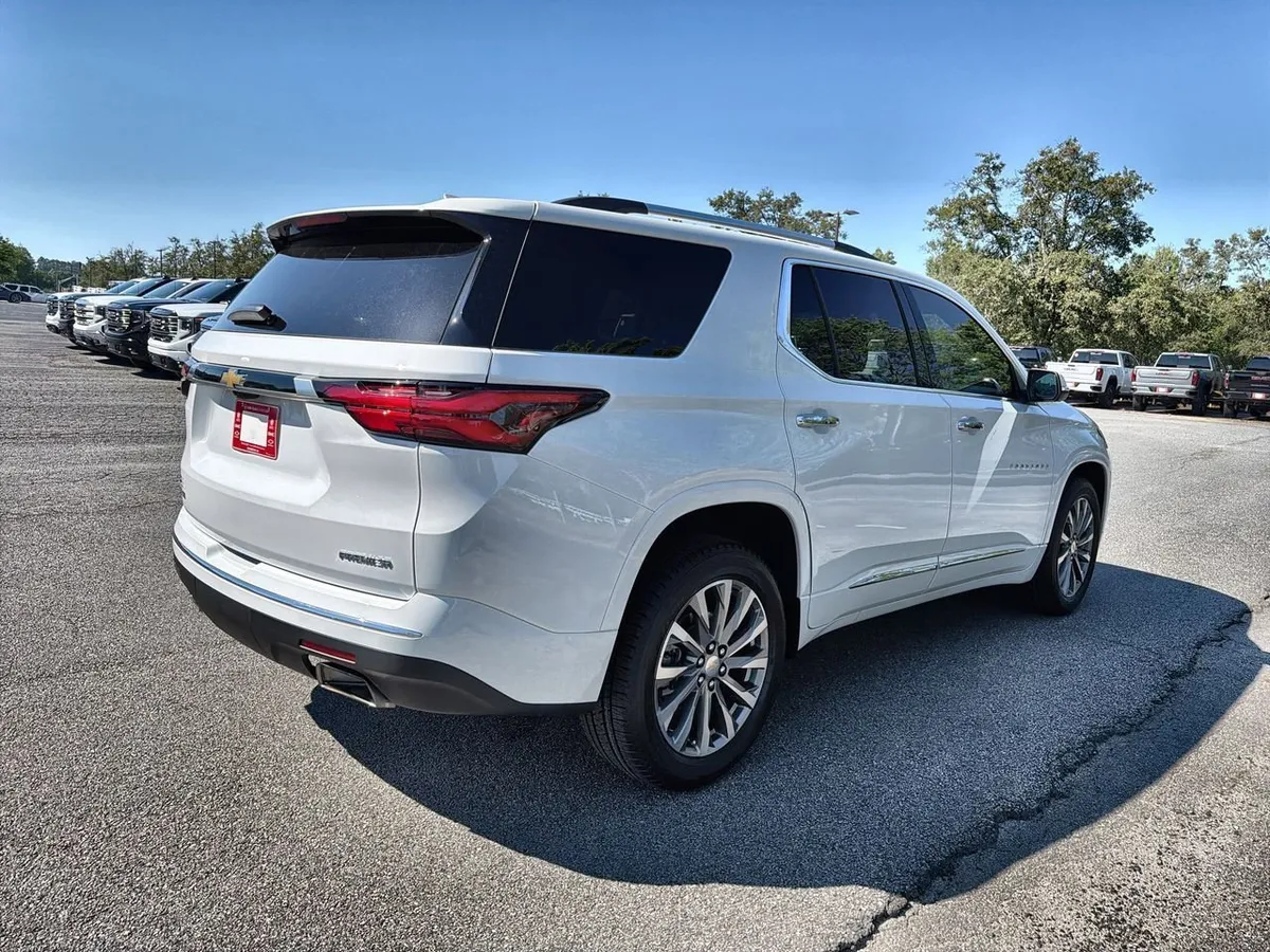 2023 Chevrolet Traverse Premier thumbnail 8