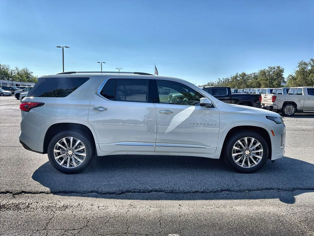 2023 Chevrolet Traverse Premier thumbnail 9