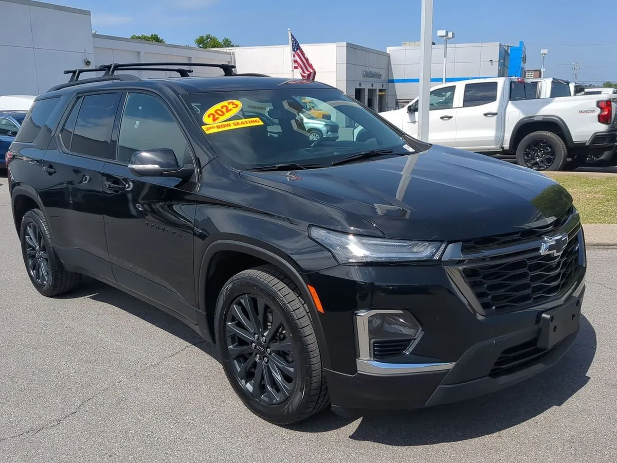 2023 Chevrolet Traverse RS thumbnail 2