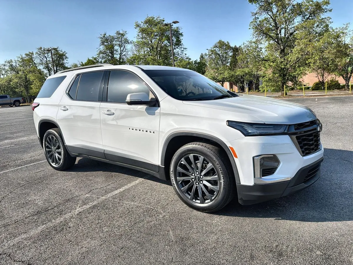 2023 Chevrolet Traverse RS thumbnail 2