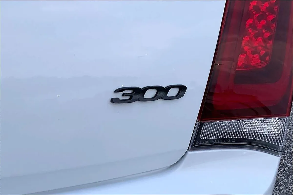 2023 Chrysler 300 Touring L thumbnail 10